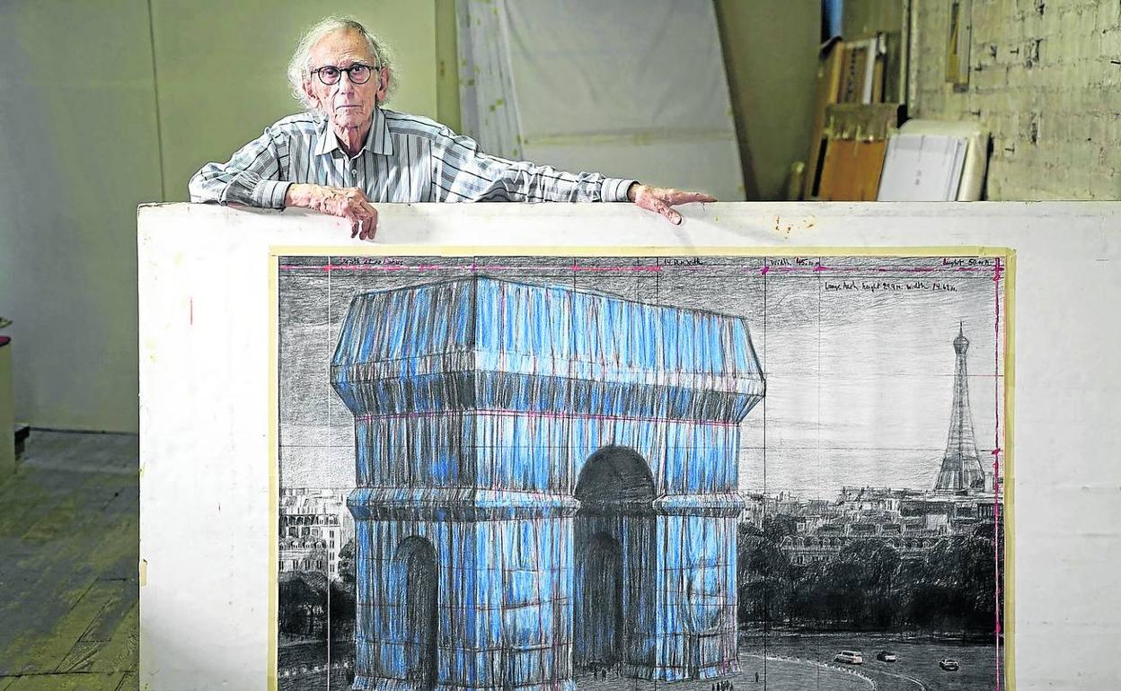 Christo, con un dibujo del proyecto que estuvo en su cabeza durante más de medio siglo. 