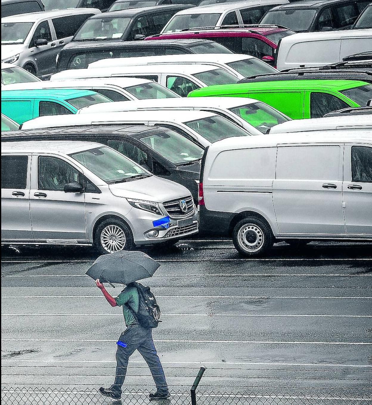 Mercedes está aprovechando la parada de producción para rematar furgonetas que tiene en la campa.