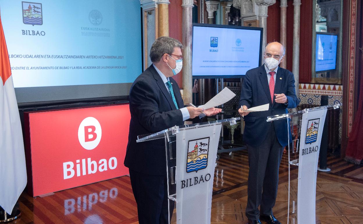Juan Mari Aburto Bilboko alkateak eta euskararen akademia ofizialaren presidente Andrés Urrutiak sinatu zuten hitzarmena. 
