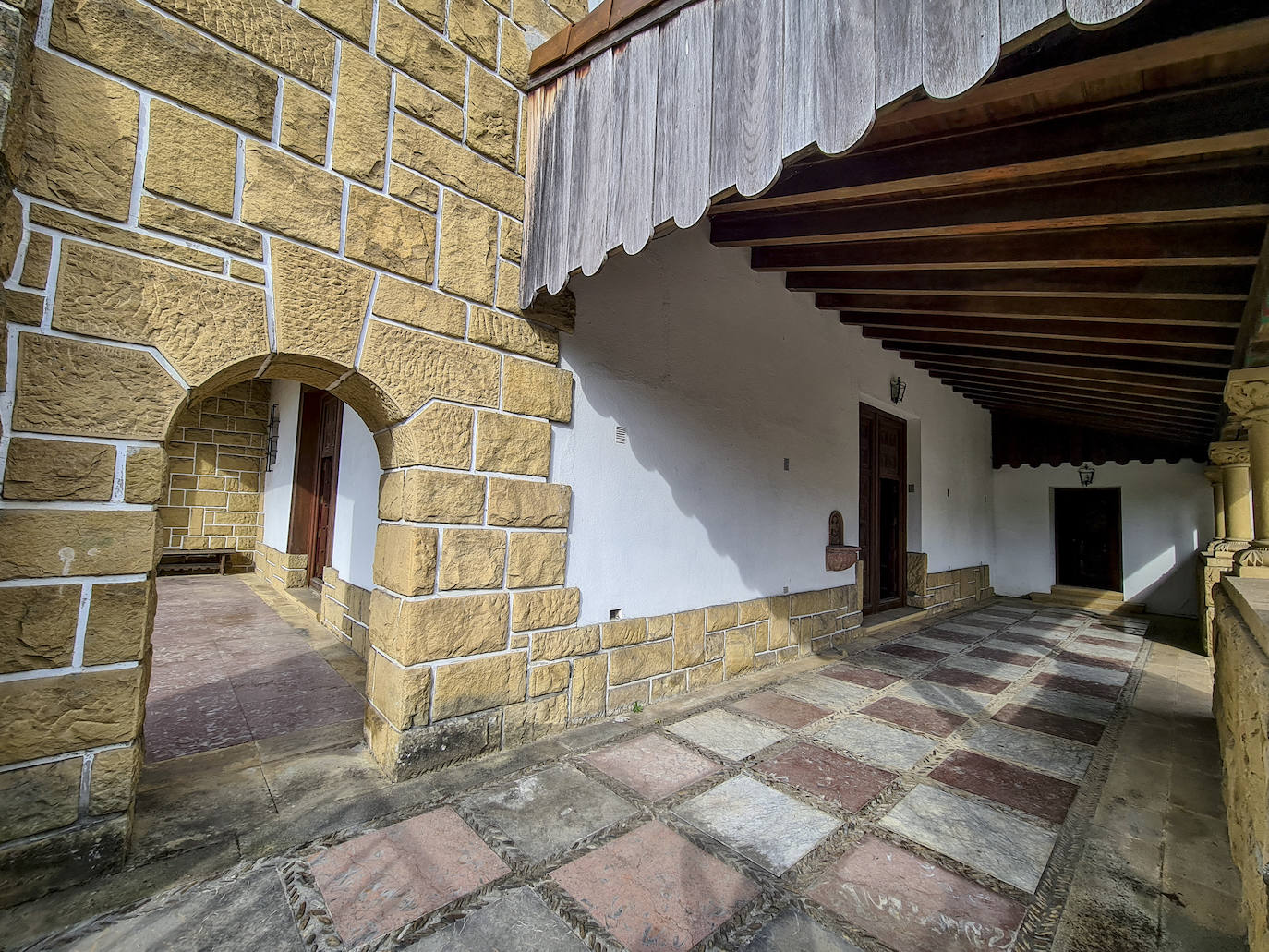 Pasillo exterior entre la ermita y la ikastola, que fue la primera de Álava y la segunda abierta en Euskadi.