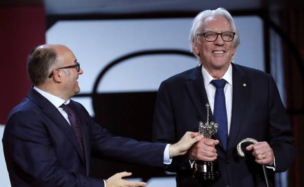 José Luis Rebordinos entrega el Premio Donostia a Donald Sutherland en 2019.