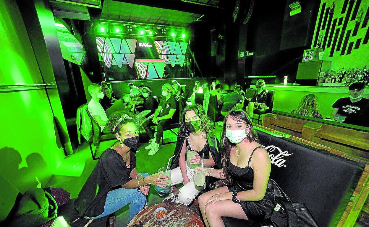 Un grupo de jóvenes toma unas consumiciones en la discoteca Backstage, que ha adecuado su actividad al horario diurno.