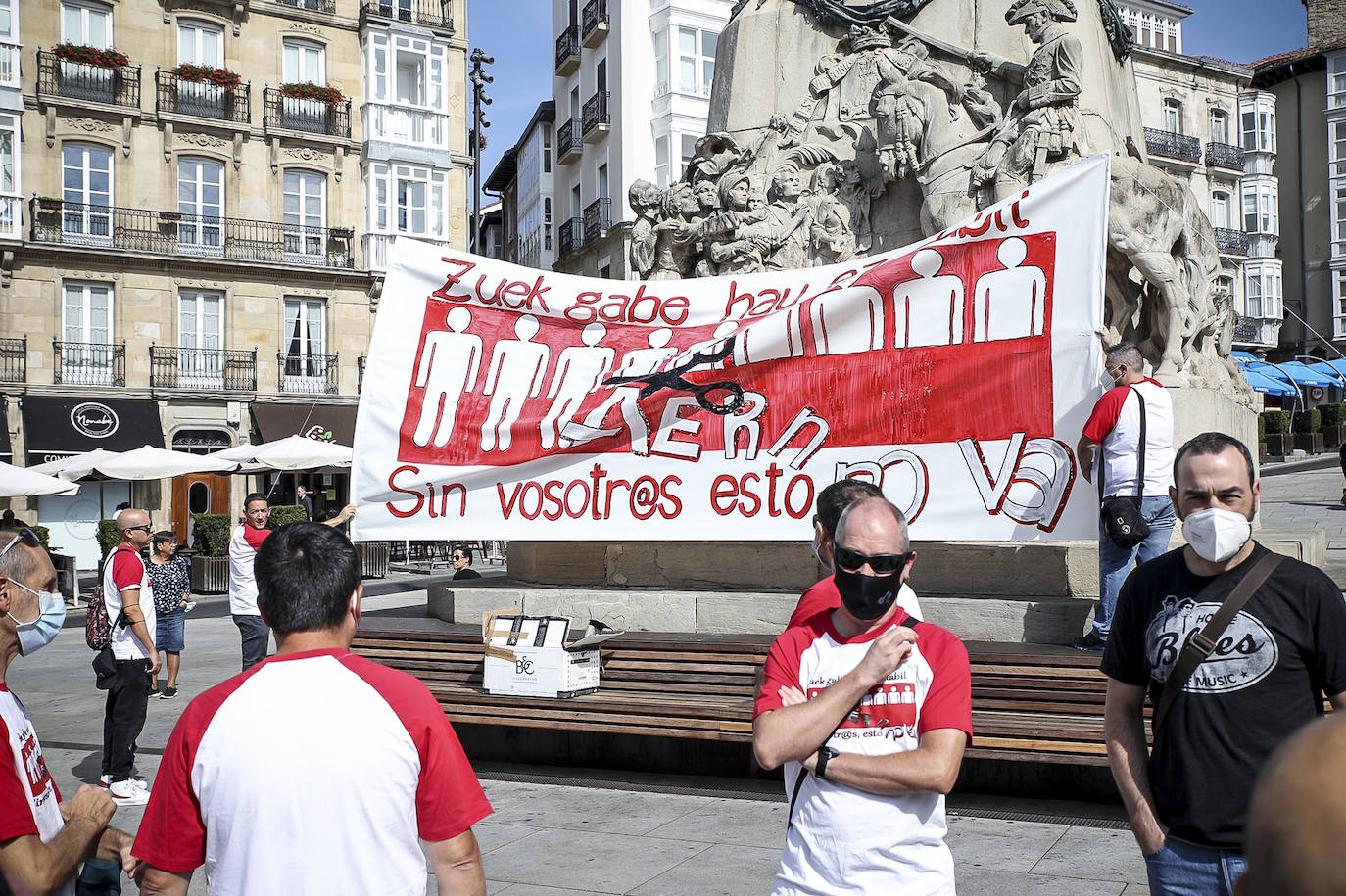 Fotos: Trabajadores de Aernnova se han concentrado en la Virgen Blanca de Vitoria para pedir la readmisión de los despedidos de la planta de Berantevilla