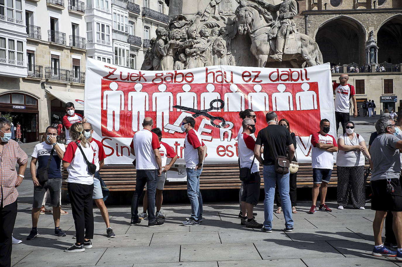 Fotos: Trabajadores de Aernnova se han concentrado en la Virgen Blanca de Vitoria para pedir la readmisión de los despedidos de la planta de Berantevilla
