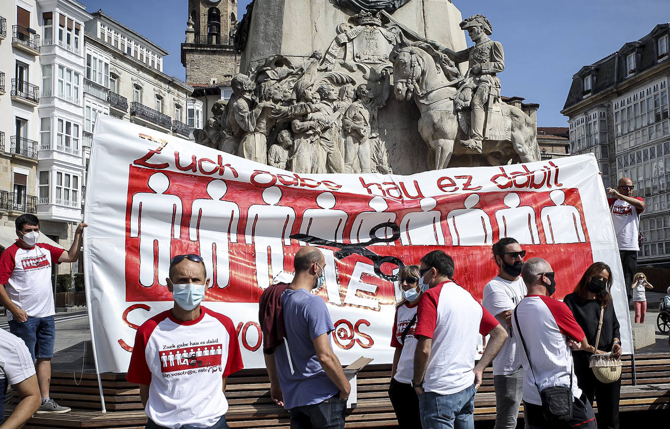 Fotos: Trabajadores de Aernnova se han concentrado en la Virgen Blanca de Vitoria para pedir la readmisión de los despedidos de la planta de Berantevilla
