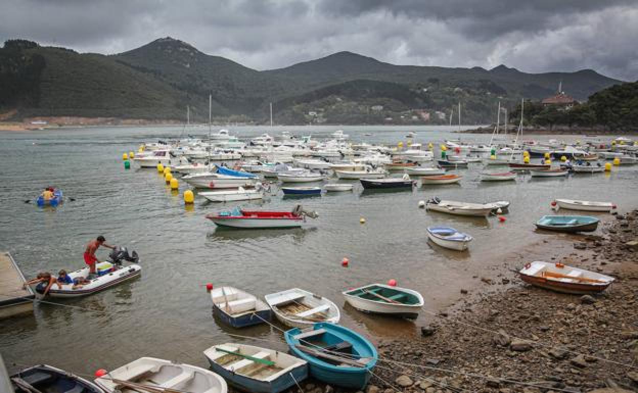 Hasta 400 pequeñas embarcaciones han llegado a atracar en el fondeadero de Portuondo. 