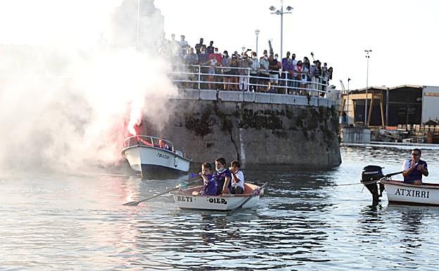 Ánimos. Cientos de seguidores alientan a la tripulación con bengalas y vítores. 