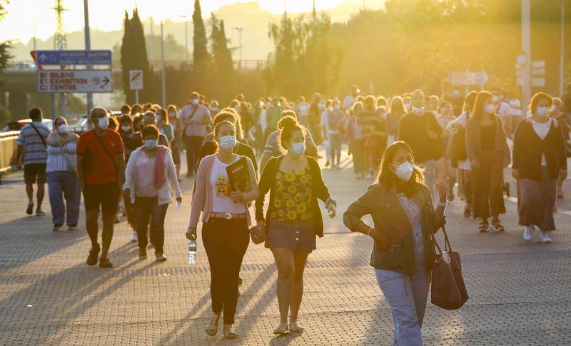 Fotos: Miles de aspirantes se presentan a la oposión de Correos en Euskadi