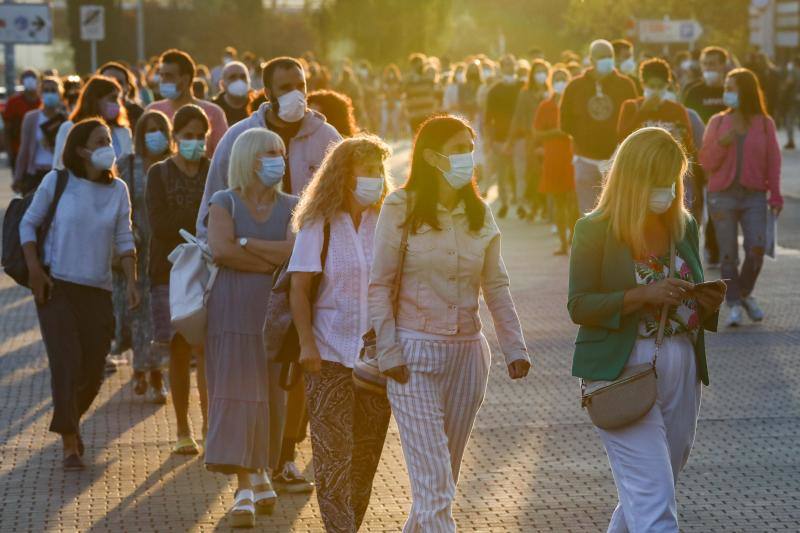 Fotos: Miles de aspirantes se presentan a la oposión de Correos en Euskadi