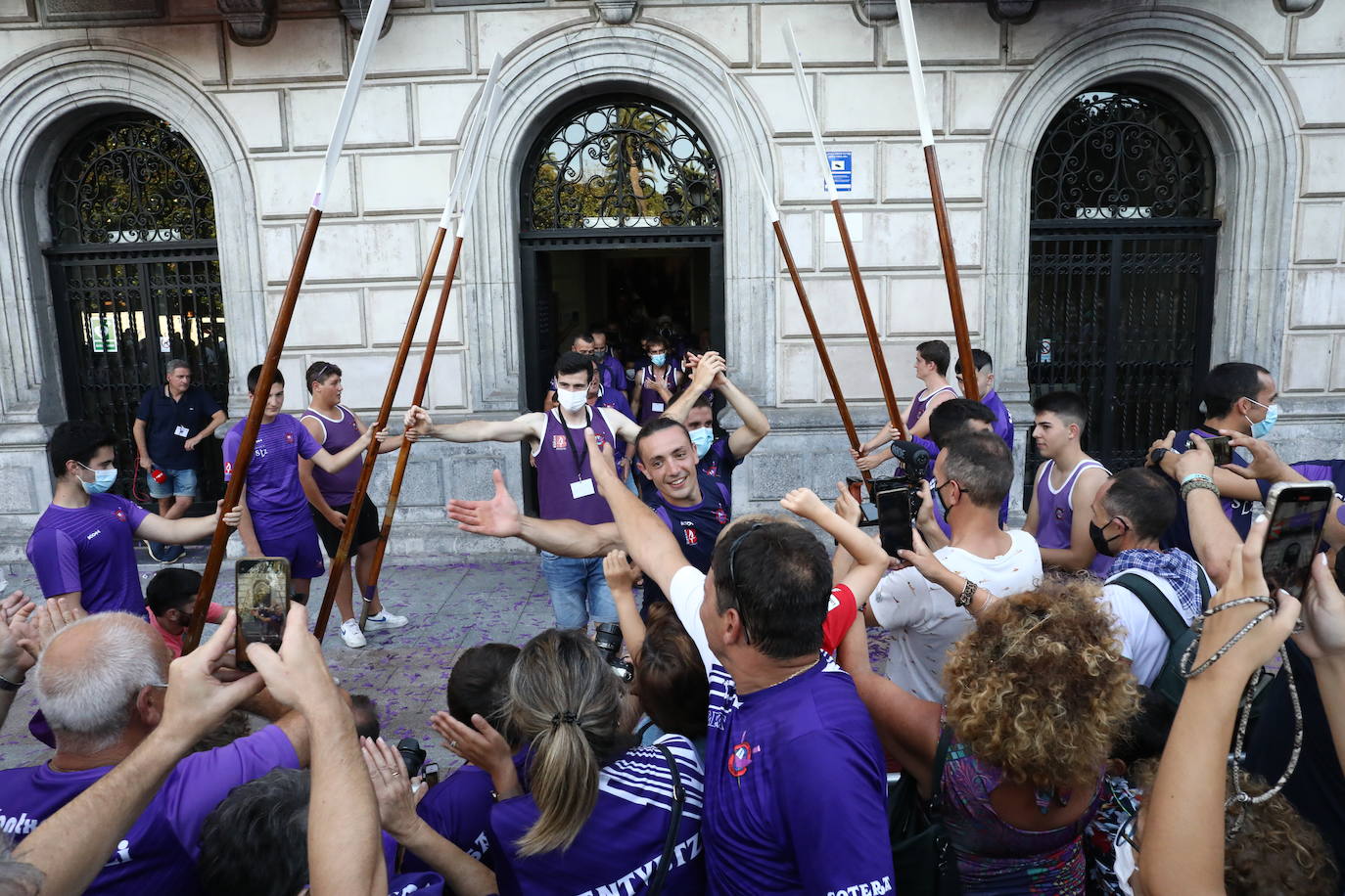 Fotos: Los vecinos de Santurtzi celebran el triunfo de La Sotera