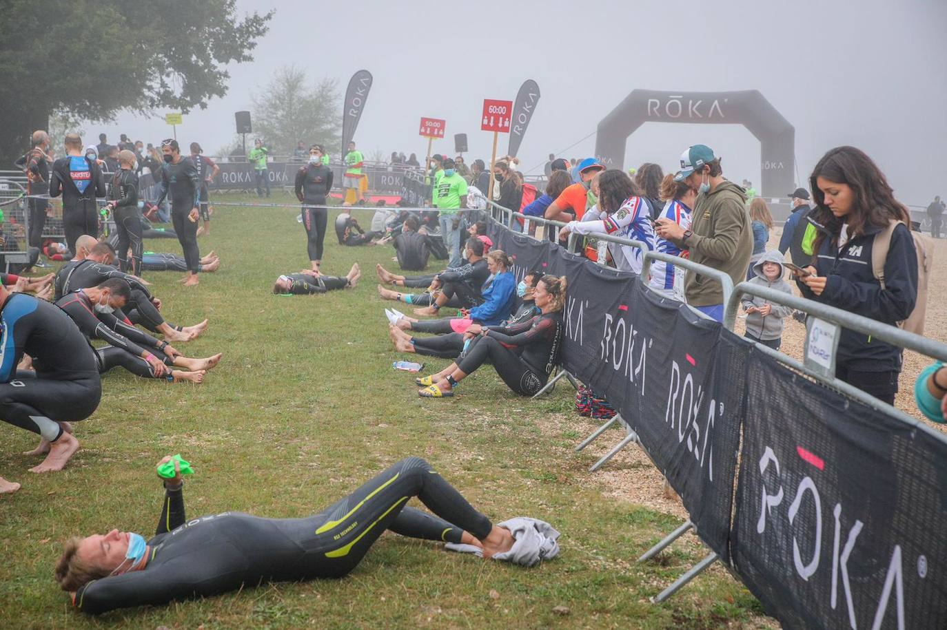 Fotos: El triatlón de Vitoria espera a que levante la niebla para arrancar