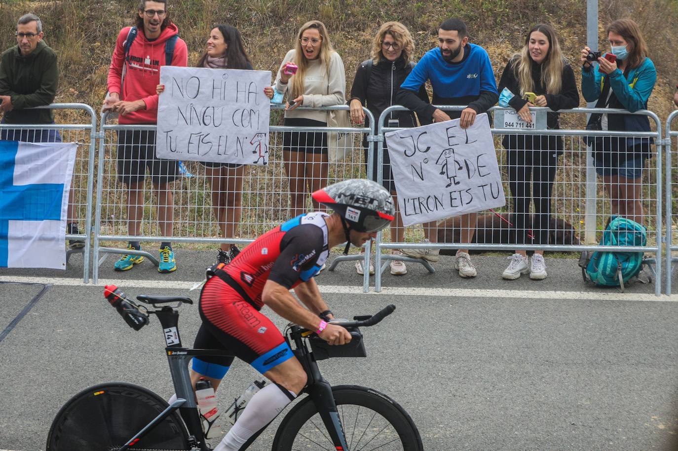 Fotos: El triatlón de Vitoria espera a que levante la niebla para arrancar