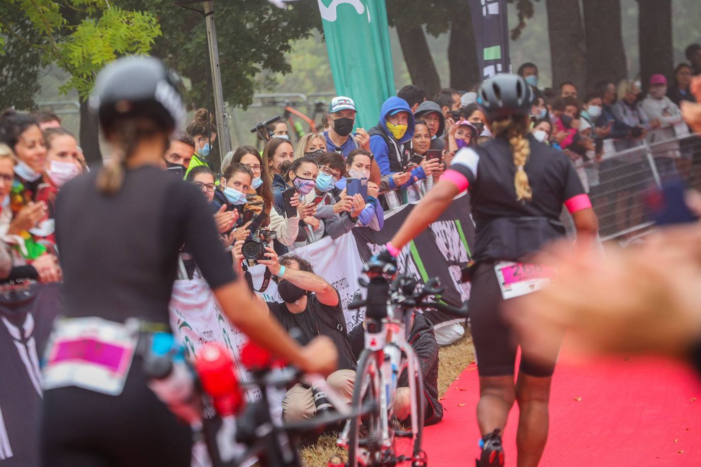 Fotos: El triatlón de Vitoria espera a que levante la niebla para arrancar