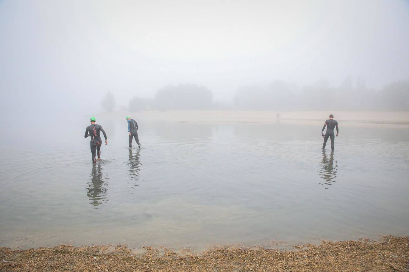 Fotos: El triatlón de Vitoria espera a que levante la niebla para arrancar