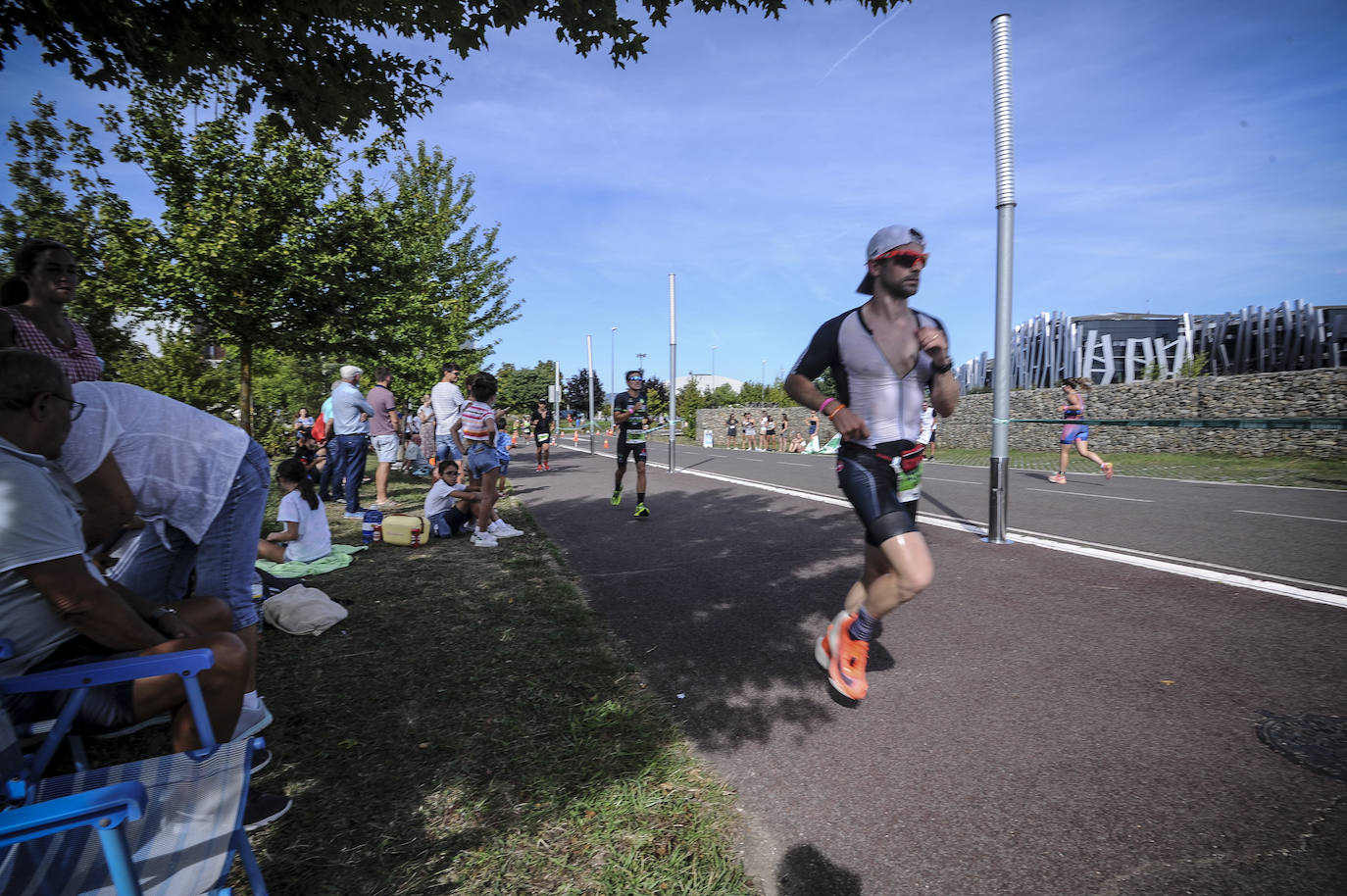 Fotos: El triatlón de Vitoria espera a que levante la niebla para arrancar