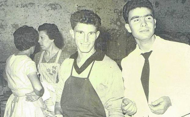 Félix Castrillo, de joven y a la derecha, con su hermano 'Pichi'.