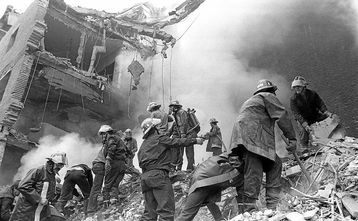 El atentado contra la casa cuartel de Zaragoza acabó con la vida de once personas en 1987. 