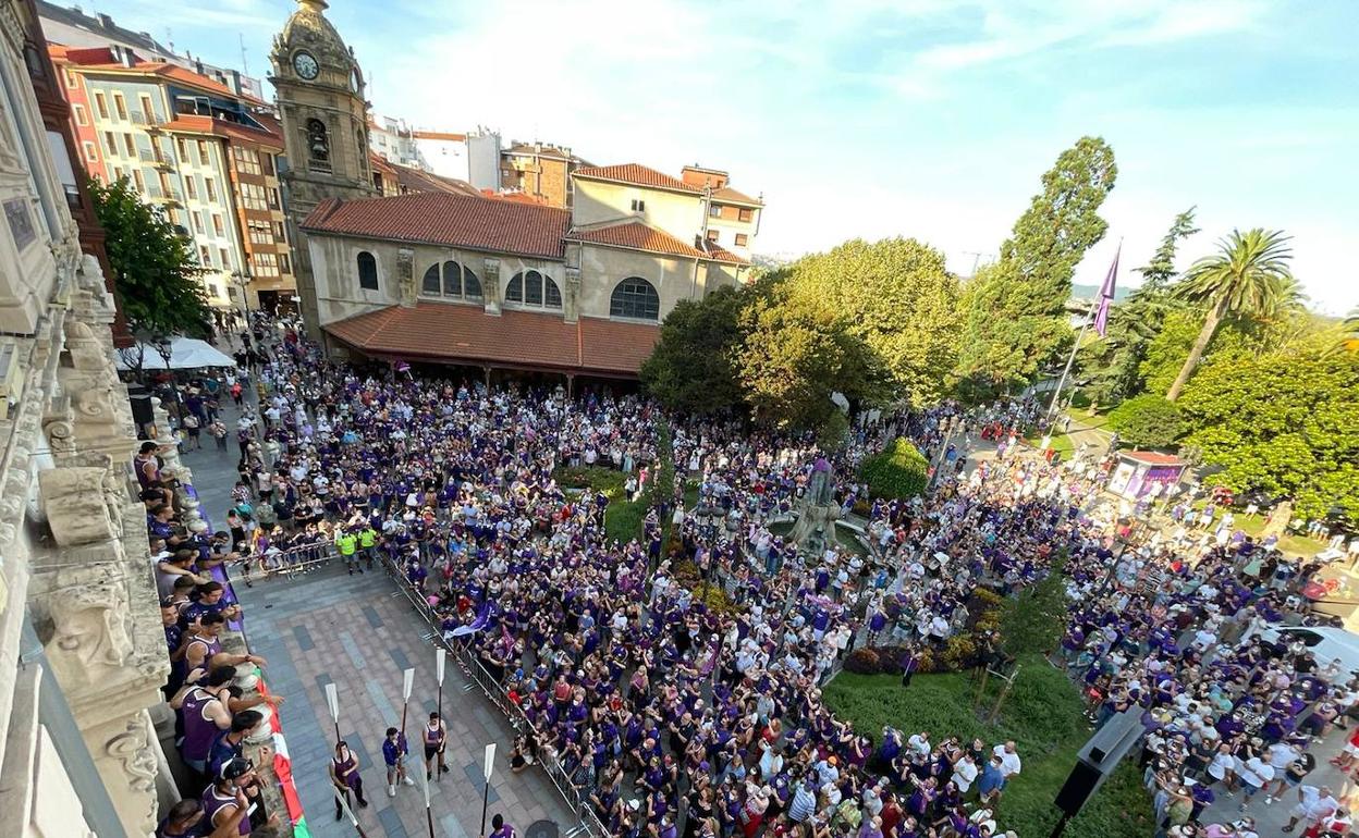 Los santurtziarras reciben con emoción a sus remeros