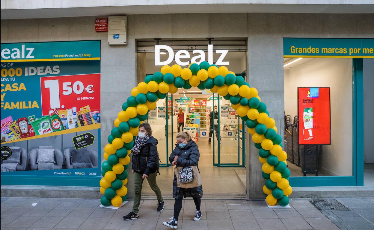 Dealz abrió su primera tienda en Vitoria en enero en la calle Dato.