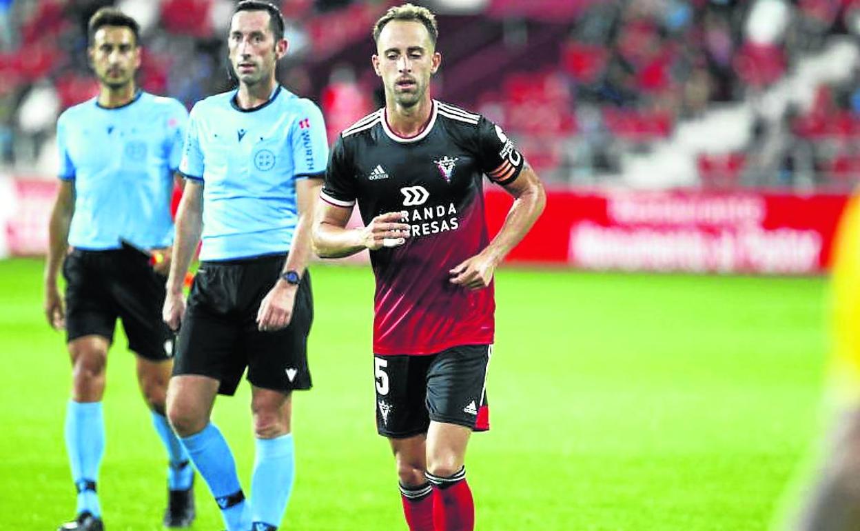 Odei Onaindia, junto al discutido árbitro Sagués Oscoz, abandonó el terreno de juego 20 minutos antes del final del duelo contra el Alcorcón. 