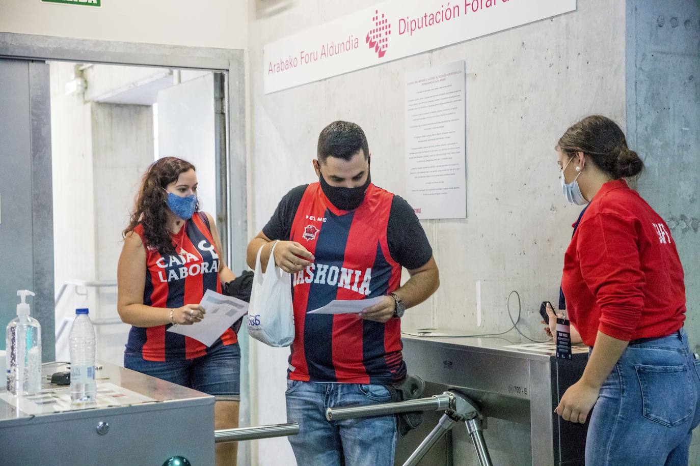 Fotos: El baskonismo regresa a las gradas del Buesa Arena