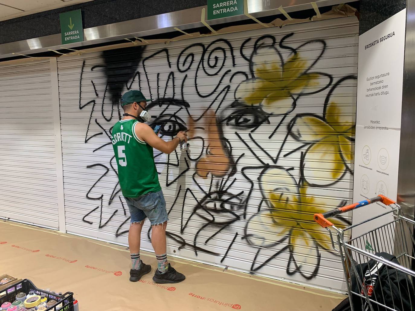 'Steve Camino' comienza a pintar la cara de la mujer.