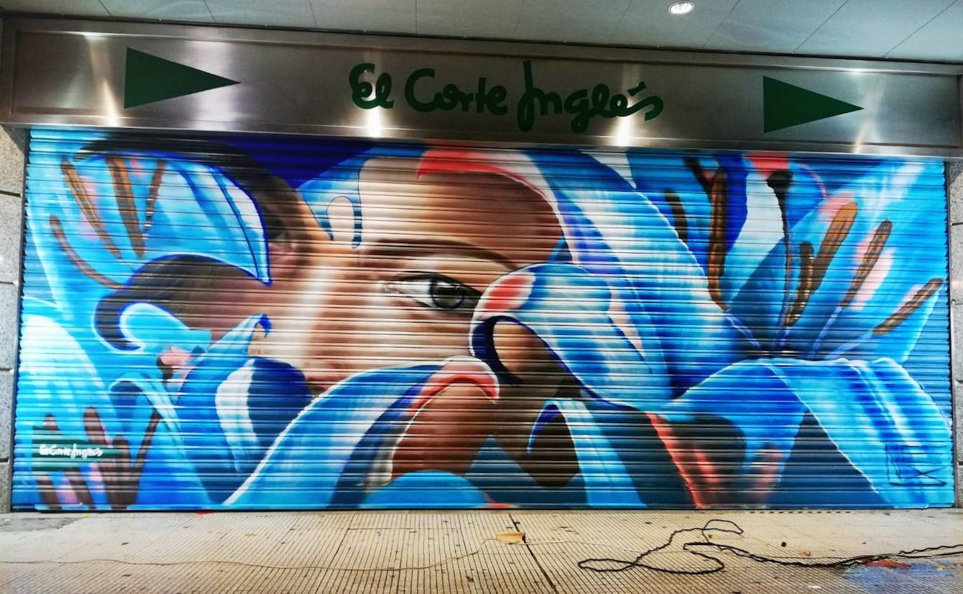 Nuevo graffiti de la fachada de El Corte Inglés en Vitoria.