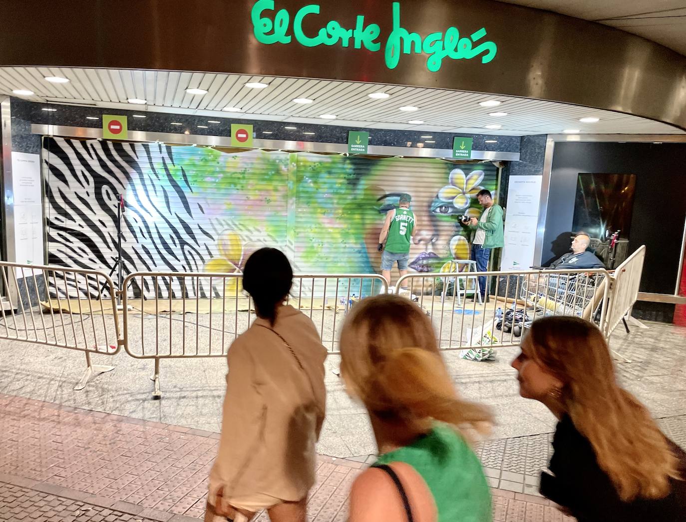 Fotos: Nuevos graffitis en El Corte Inglés de Bilbao y Vitoria