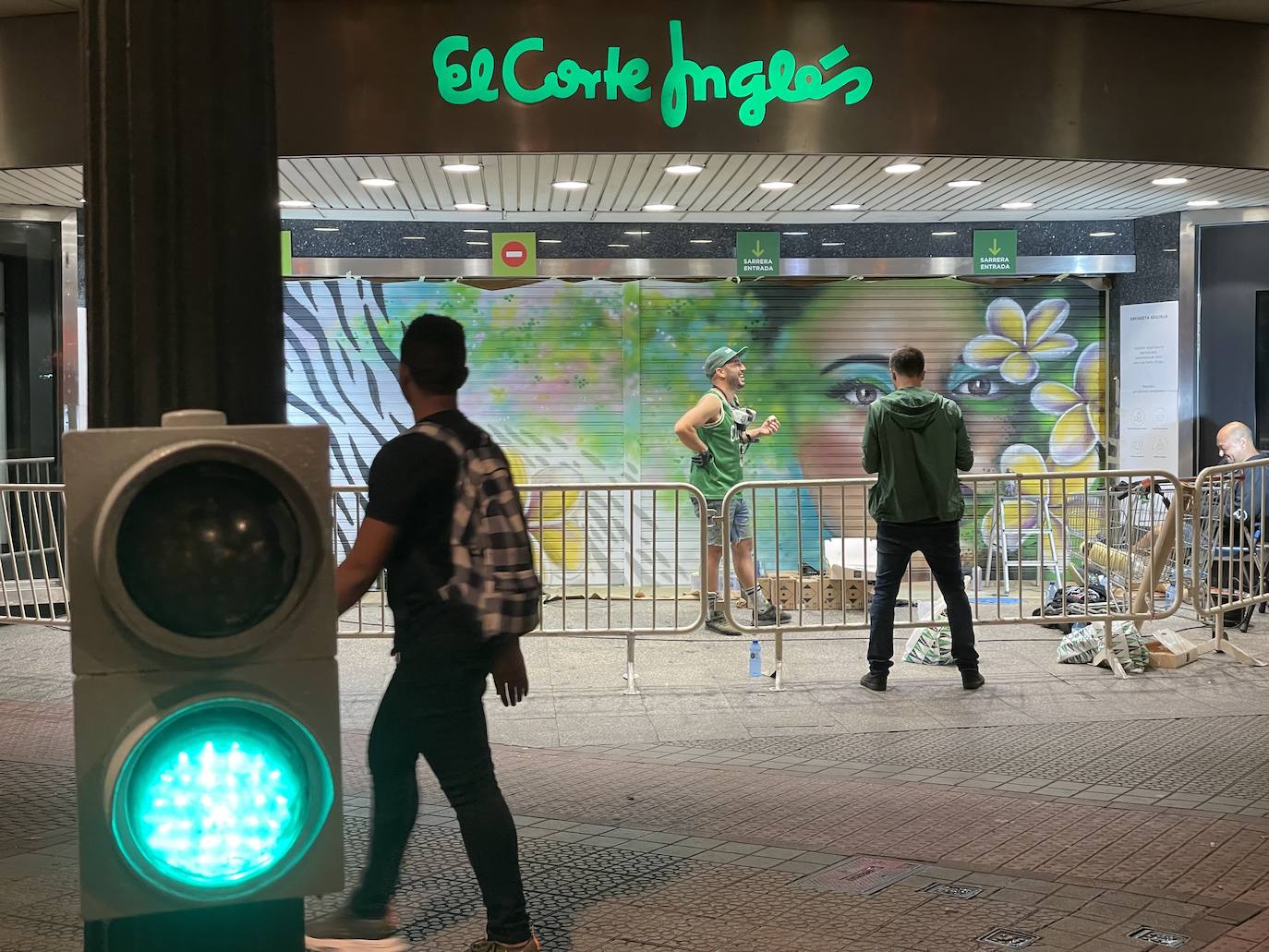 Fotos: Nuevos graffitis en El Corte Inglés de Bilbao y Vitoria