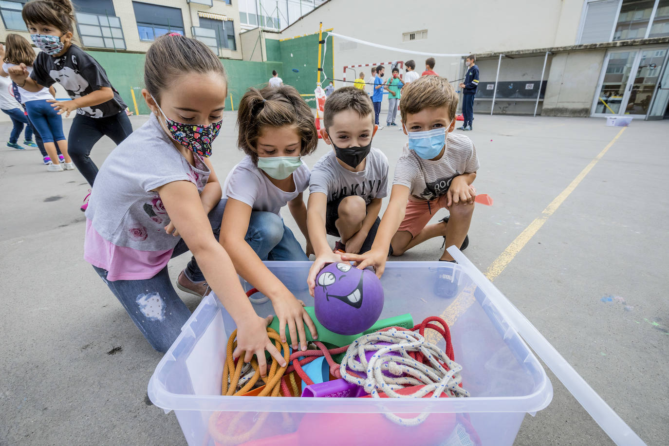 Fotos: El balón y los goles vuelven al patio del colegio
