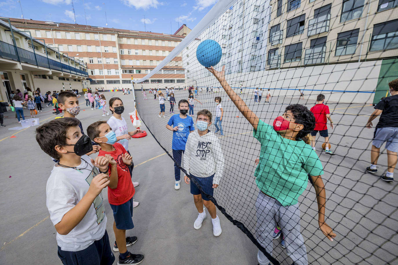 Fotos: El balón y los goles vuelven al patio del colegio