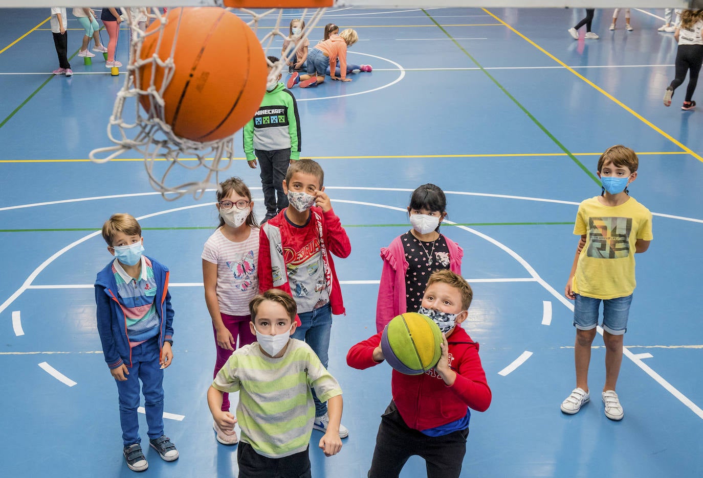 Fotos: El balón y los goles vuelven al patio del colegio