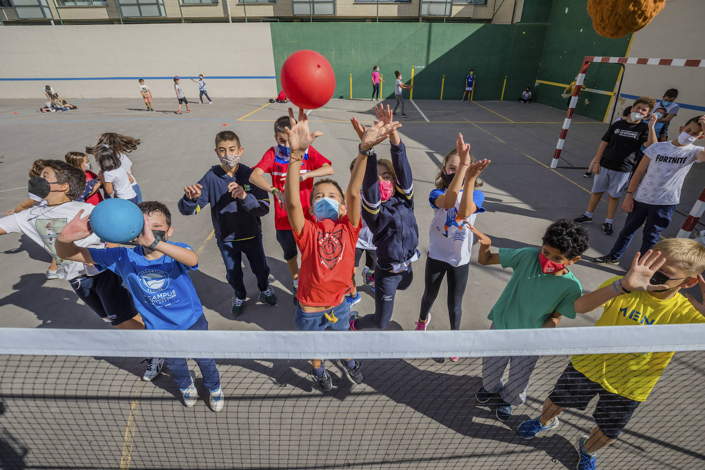 Fotos: El balón y los goles vuelven al patio del colegio