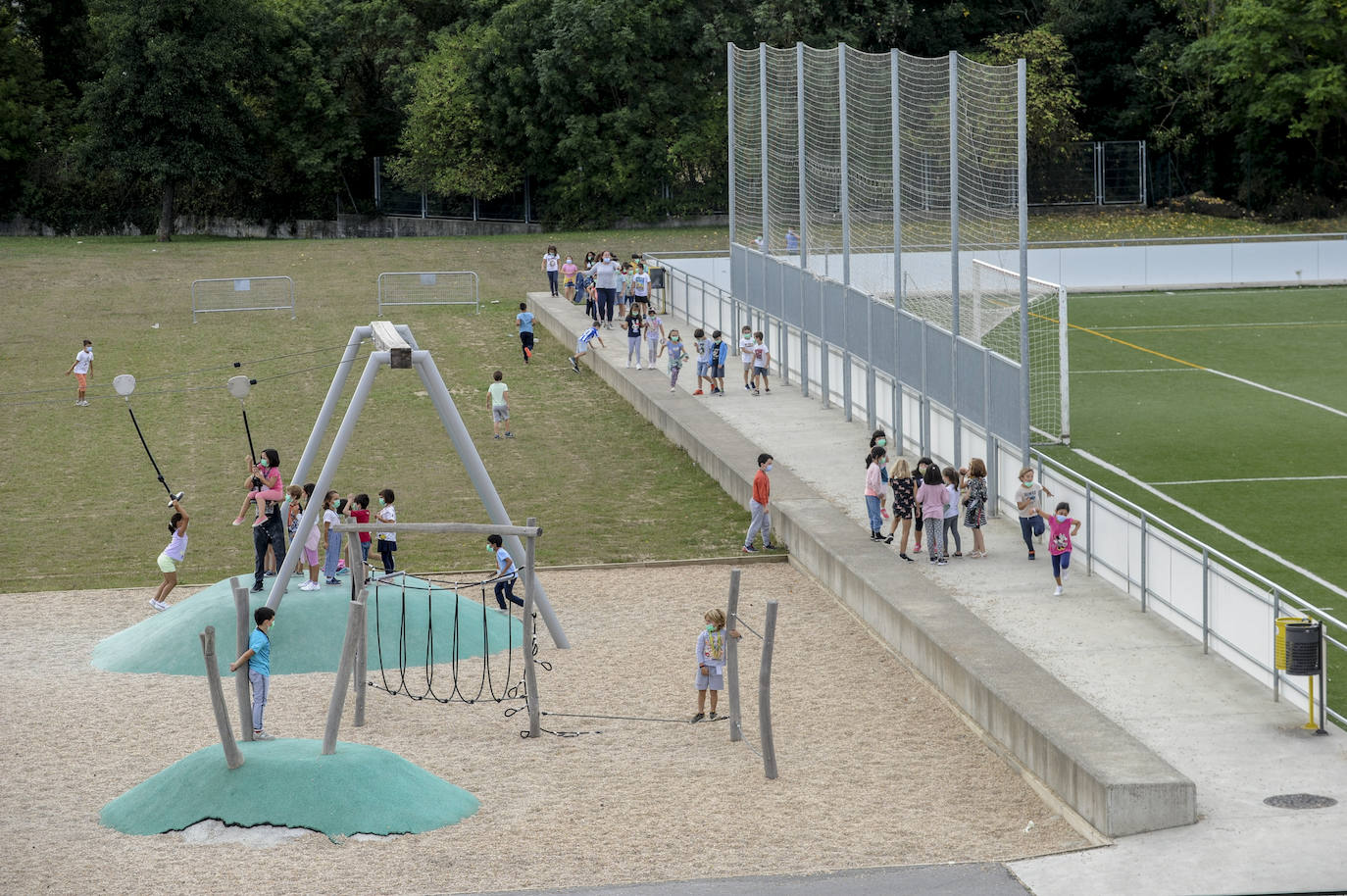 Fotos: El balón y los goles vuelven al patio del colegio