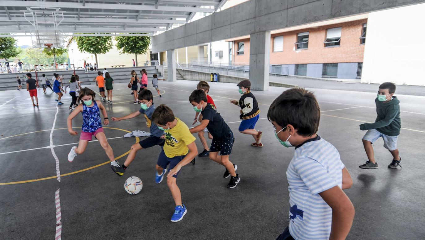 Fotos: El balón y los goles vuelven al patio del colegio