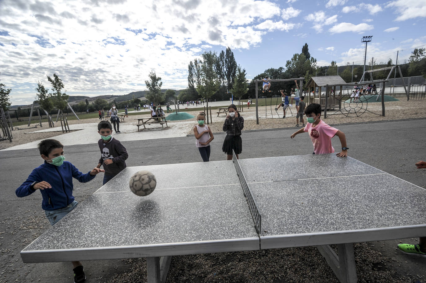 Fotos: El balón y los goles vuelven al patio del colegio