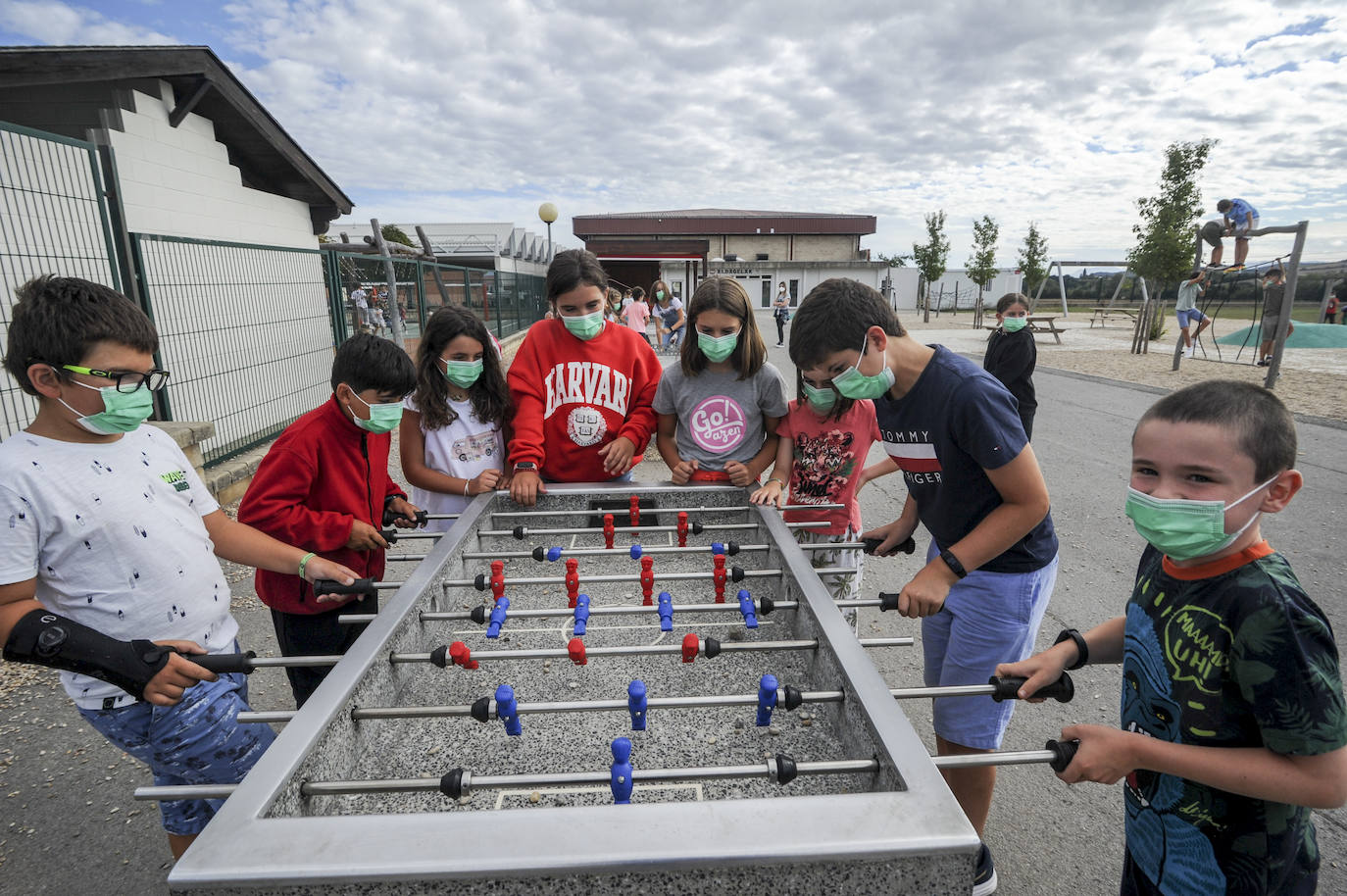Fotos: El balón y los goles vuelven al patio del colegio