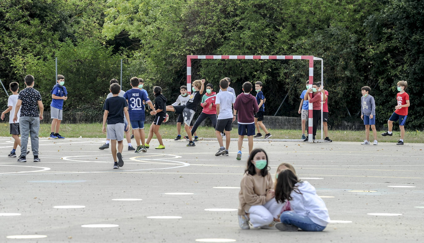 Fotos: El balón y los goles vuelven al patio del colegio