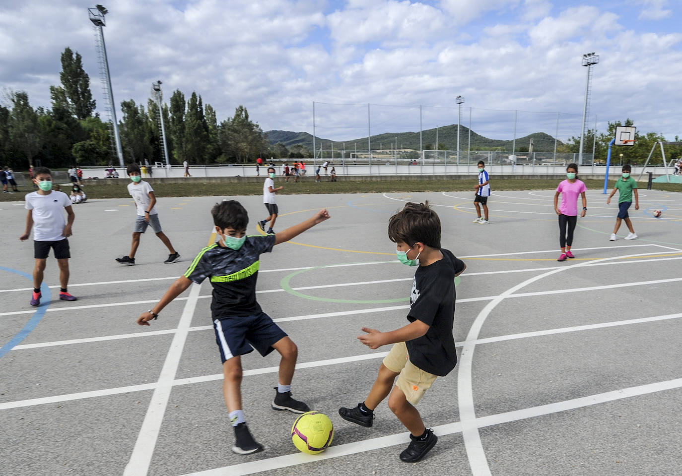 Fotos: El balón y los goles vuelven al patio del colegio