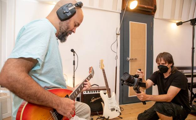 Imagen principal - El músico brasileño André Édipo, durante la grabación del videoclip. Greg Izor, André Édipo e Itziar Yagüe, en un rincón del estudio. La vocalista vitoriana, ante el micrófono, durante la grabación de 'A Life Without Love'. 