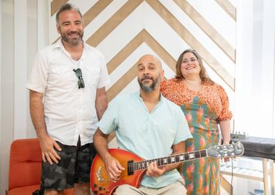 Imagen secundaria 1 - El músico brasileño André Édipo, durante la grabación del videoclip. Greg Izor, André Édipo e Itziar Yagüe, en un rincón del estudio. La vocalista vitoriana, ante el micrófono, durante la grabación de 'A Life Without Love'. 