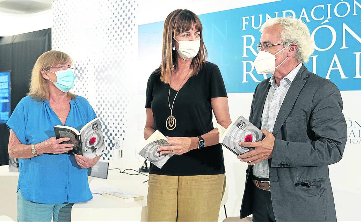 Barbara Dührkop, Idoia Mendia y Pedro Ontoso, ayer en la presentación del libro en San Sebastián. 