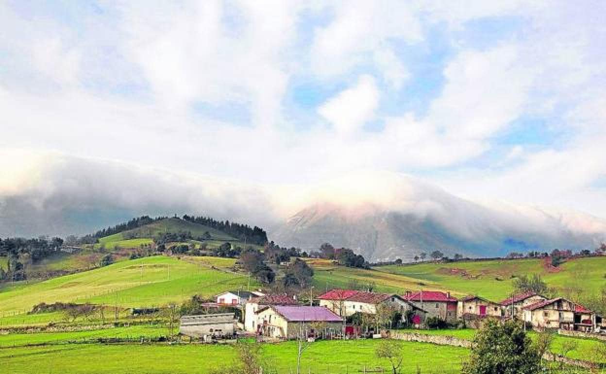 Imagen de una zona rural de Orduña con el famoso fenómeno atmosférico de 'el Bollo'. 