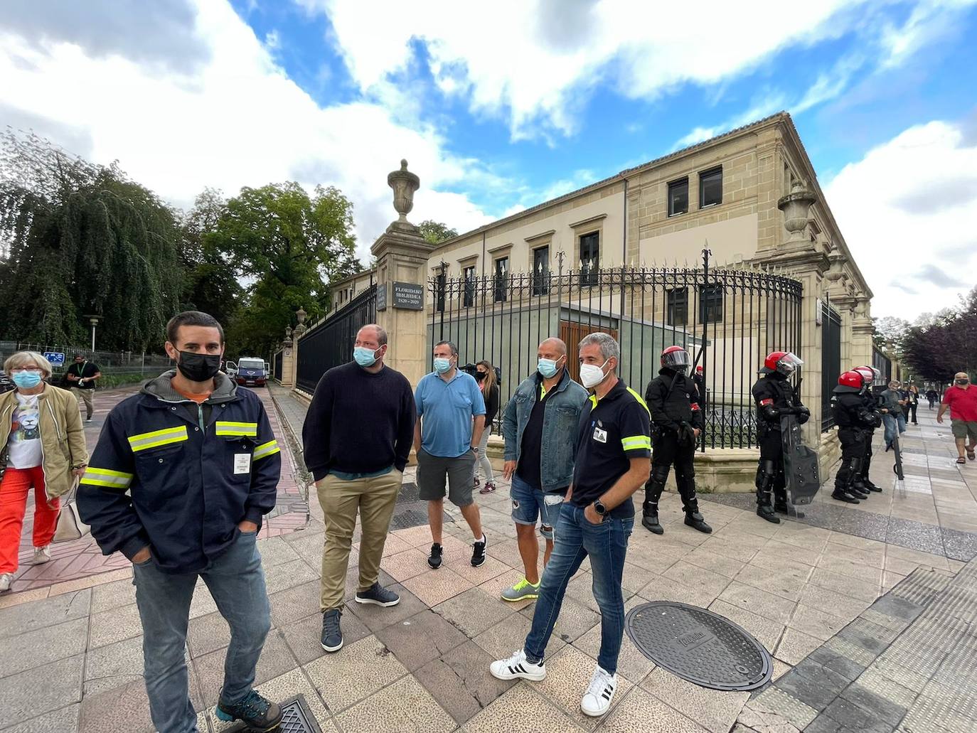 Miembros del comité en la puerta del Parlamento vasco.