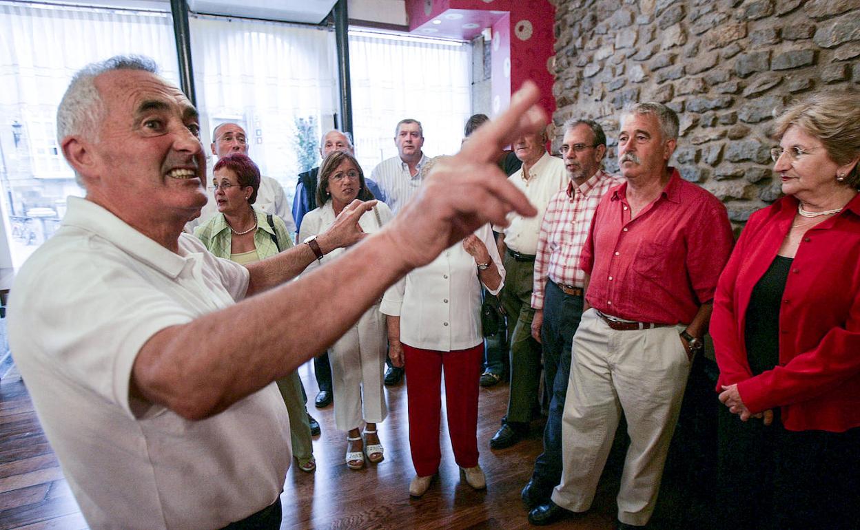 Emilio Ipinza dirigiendo a la Coral Manuel Iradier.