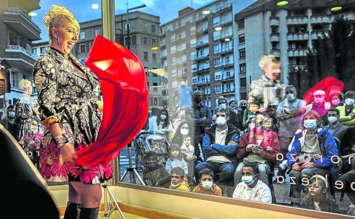 En el escaparate del salón de belleza Ana Moraza, los objetos desaparecían del interior de las bolsas de la maga Dream