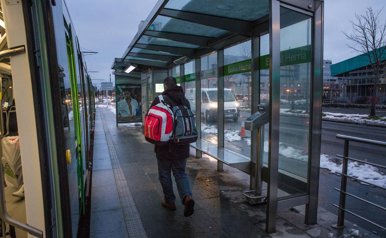 Parada del tranvia en la que se produjeron las agresiones ahora archivadas entre jóvenes negacionistas y pasajeros. 