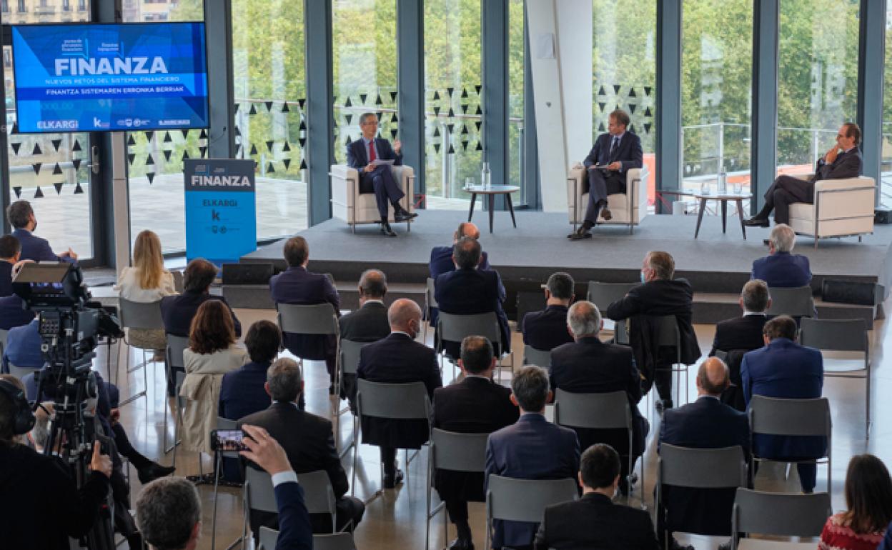 La quinta planta de Tabakalera acogió ayer la primera edición del Foro Finanza, protagonizado por Pablo Hernández de Cos y Gregorio Villalabeitia y que moderó Zenón Vázquez