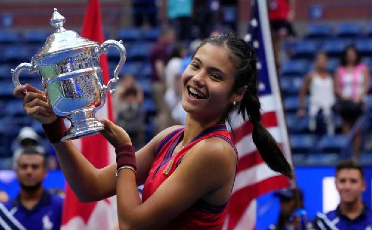 Emma Raducanu alza el trofeo como ganadora del US Open.