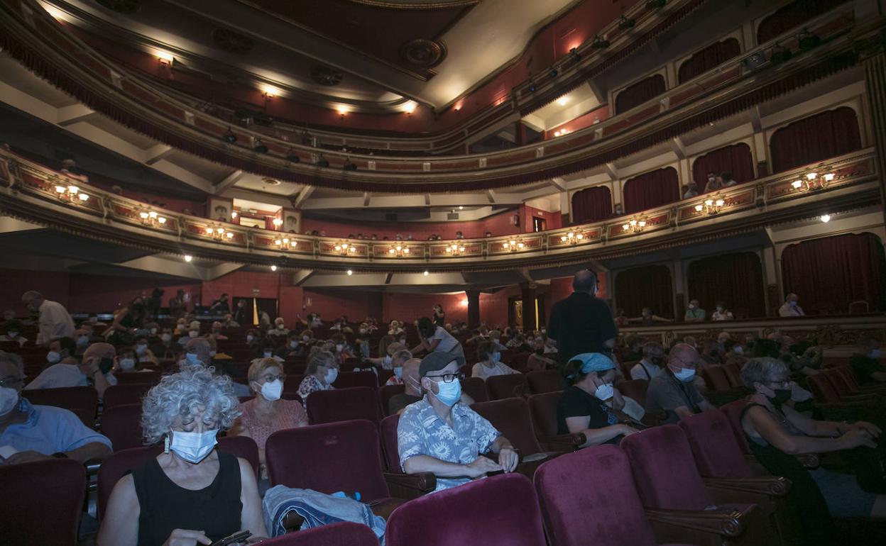 La mascarilla seguirá siendo obligatoria en los teatros de Vitoria.